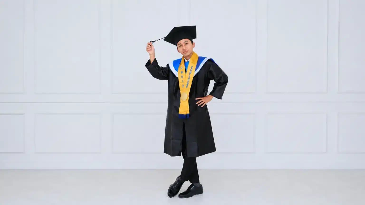 Hebat! Pato Sayyaf S.Si. Lulus Program Studi S1 FISIKA UNDIP di Usia 18 tahun