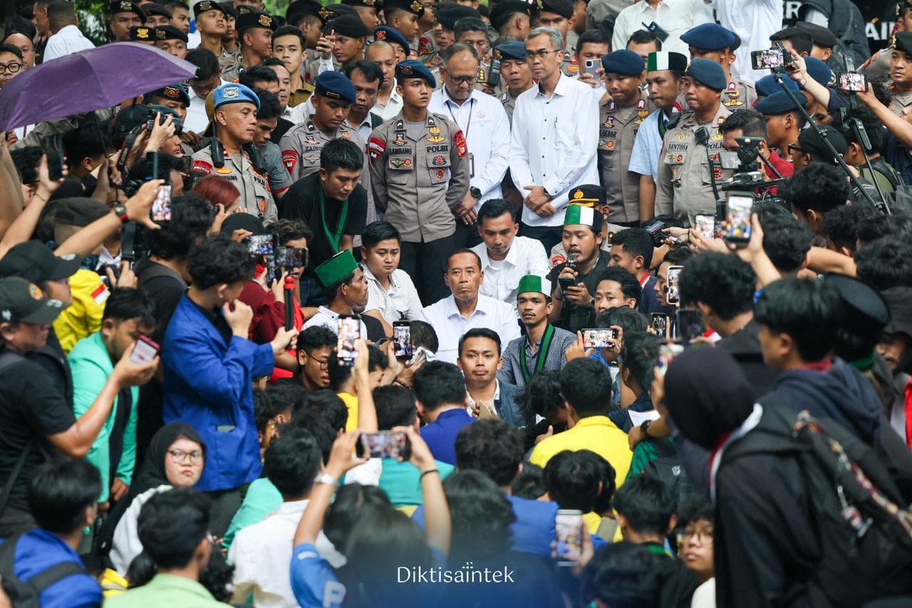 Kemdiktisaintek Terima Aspirasi Peserta Aksi Hardiknas di Depan Kantor Kemdiktisaintek