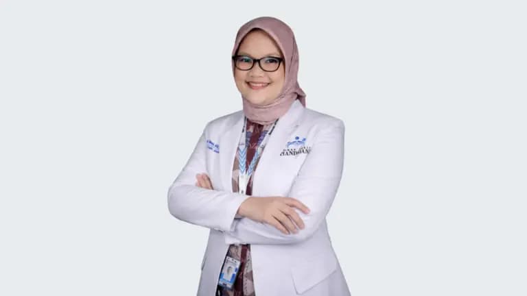 Dari Ruang Residen ke Ruang Direktur: Perjalanan dr. Ratna Sari Ritonga Alumni FK UNDIP