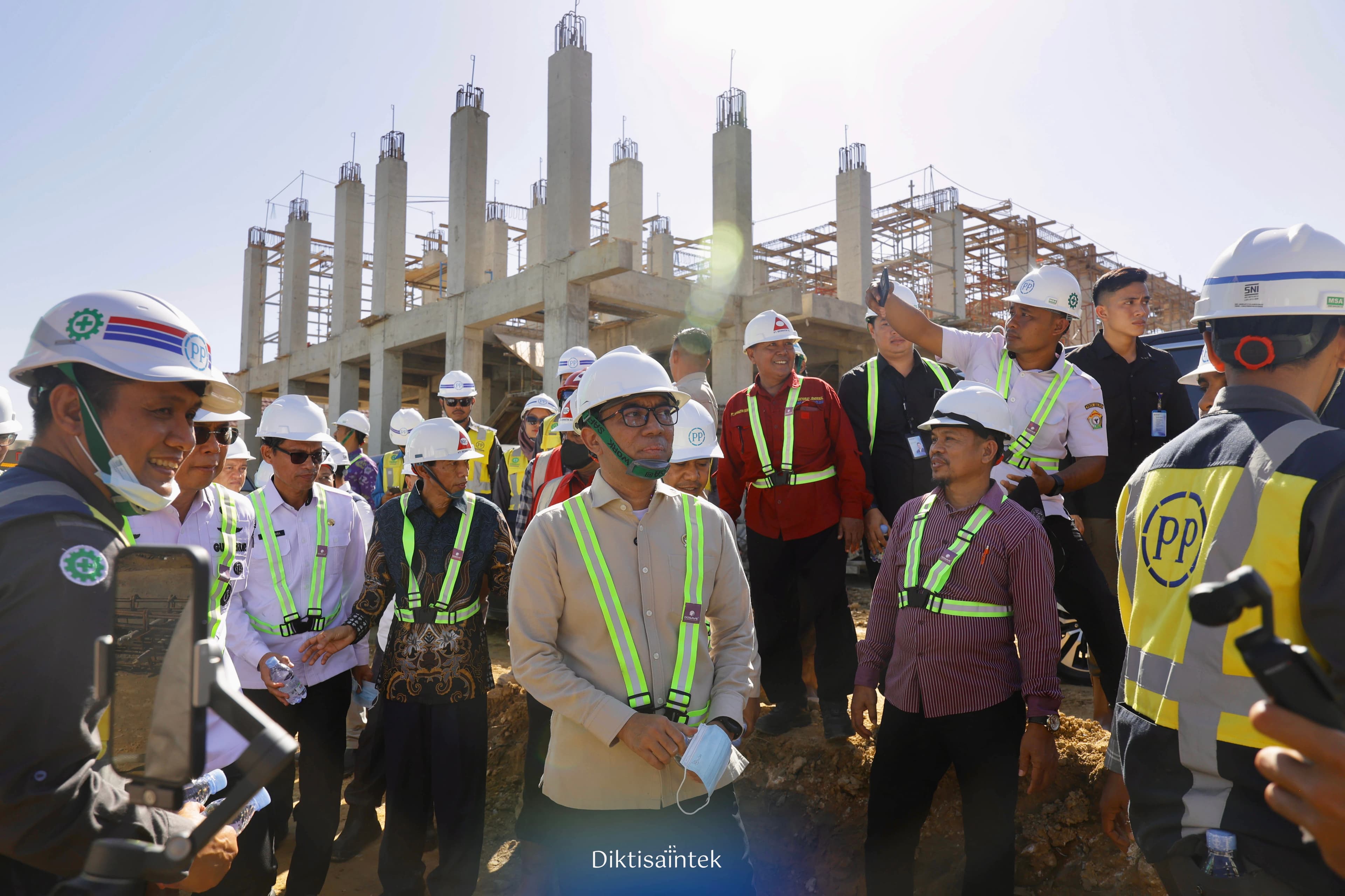 Mendiktisaintek Tinjau Langsung Kesiapan Sekolah Unggul Garuda Baru di Konawe Selatan