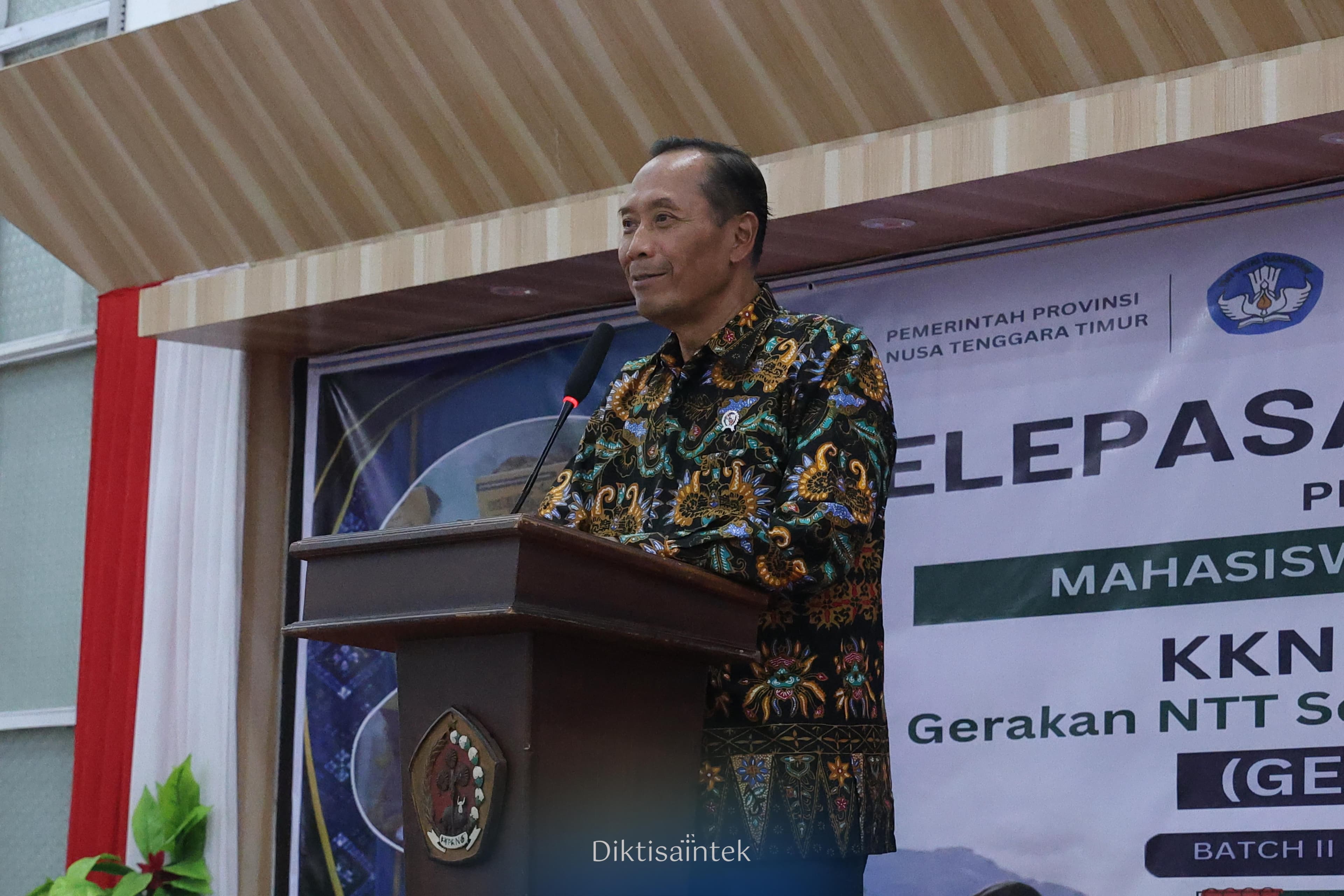 Wamendiktisaintek Fauzan Lepas 2.319 Mahasiswa KKN Berdampak, Perguruan Tinggi dan Pemda Bersinergi Jawab Tantangan NTT