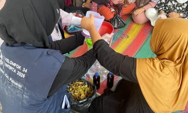 KKM UNTIRTA Kelompok 34 Ajak Masyarakat Desa Sindangsari Mengolah Sampah Organik Menjadi Eco Enzyme