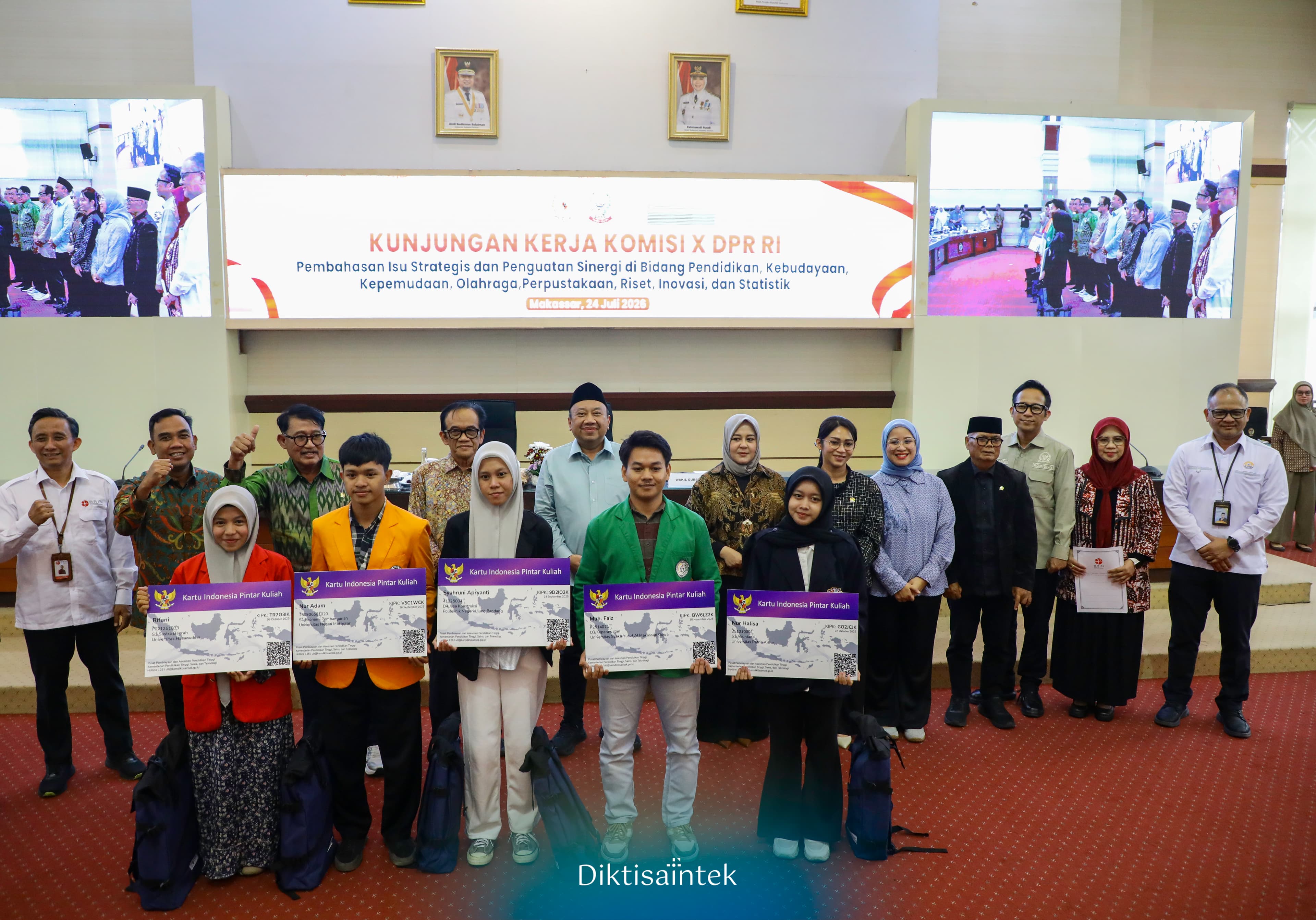 Kemdiktisaintek dan Komisi X DPR RI Lakukan Penyerahan Simbolis Beasiswa KIP Kuliah di Sulawesi Selatan