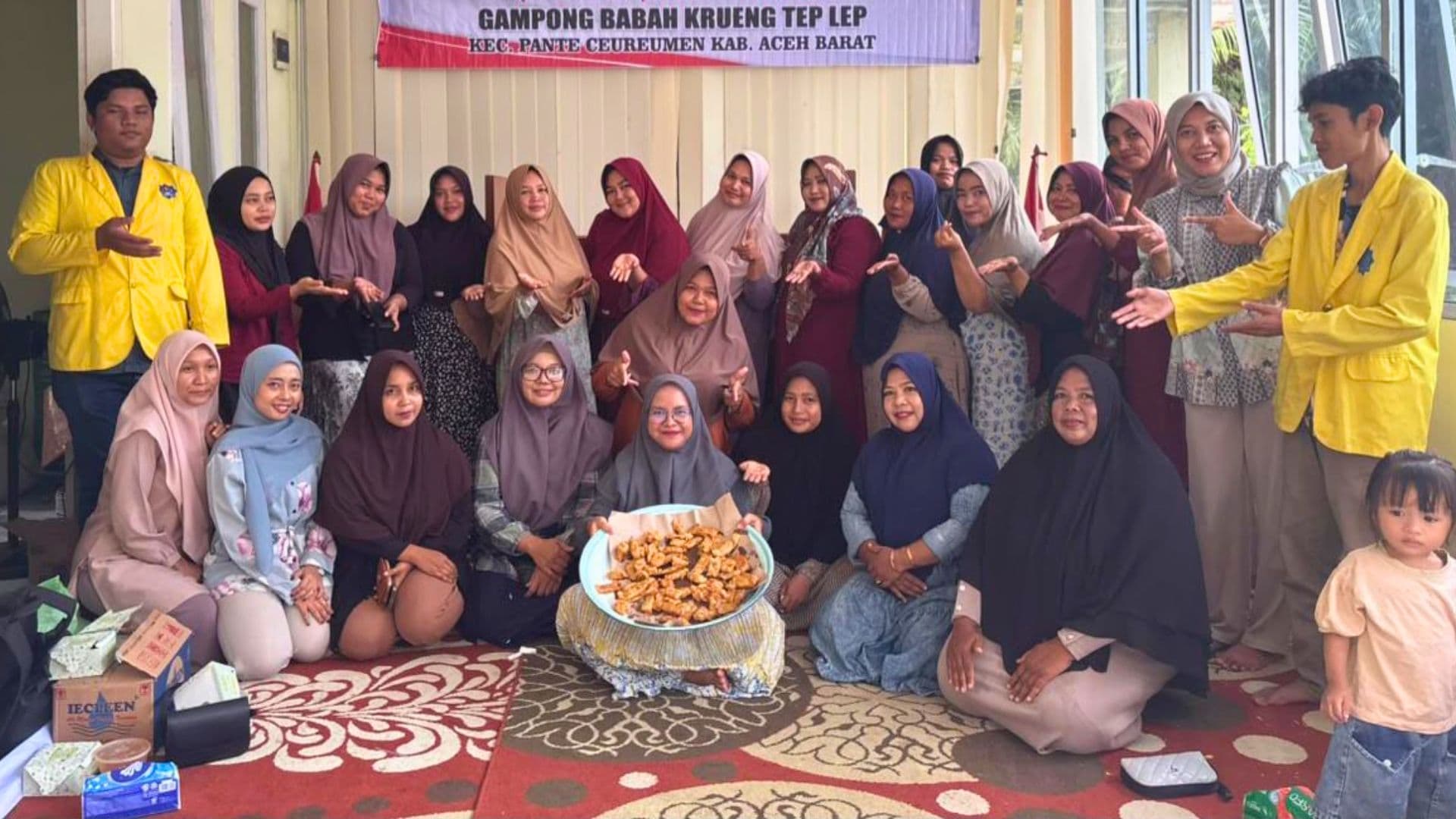 Dongkrak Harga Jual Tangkapan Nelayan, Dosen UTU Latih Warga Babah Krueng Teplep Olah Ikan Sisik Jadi Fish Roll