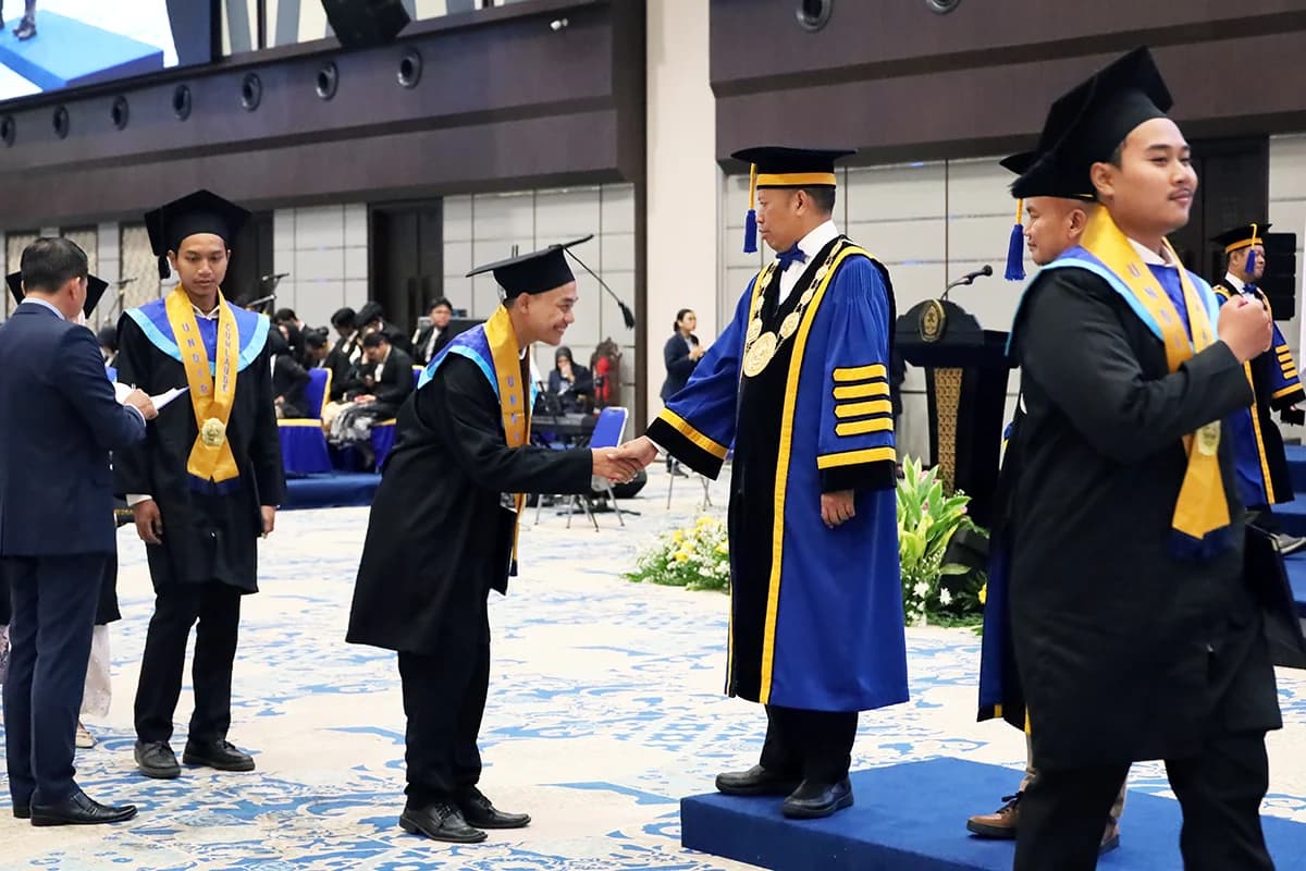Penerima Beasiswa KIP-K UNDIP, Alza Buktikan Raih Mimpi Bekerja di Bank Ternama Sebelum Diwisuda