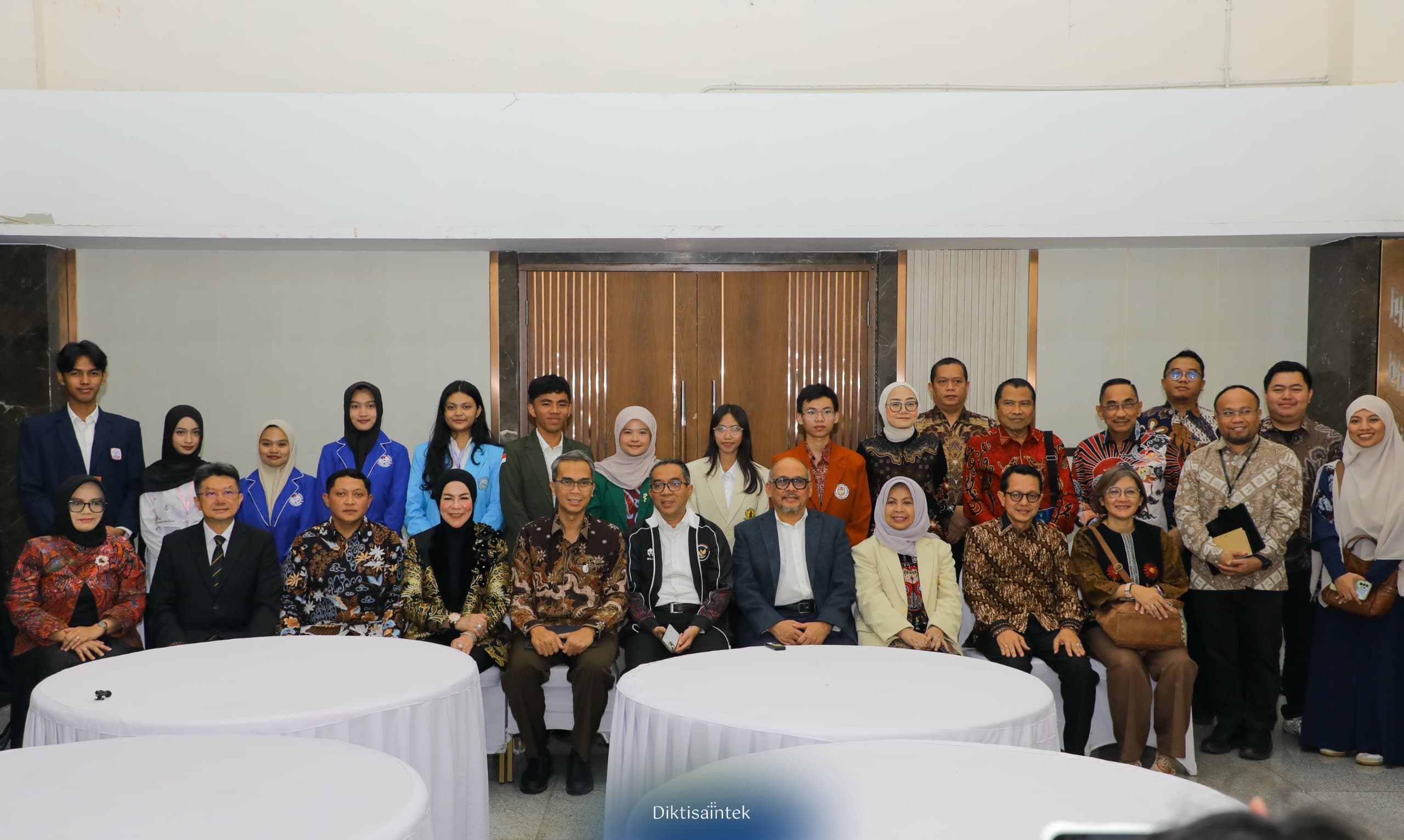 Mendiktisaintek: Pendidikan Tinggi adalah Pintu, Beasiswa Kuncinya