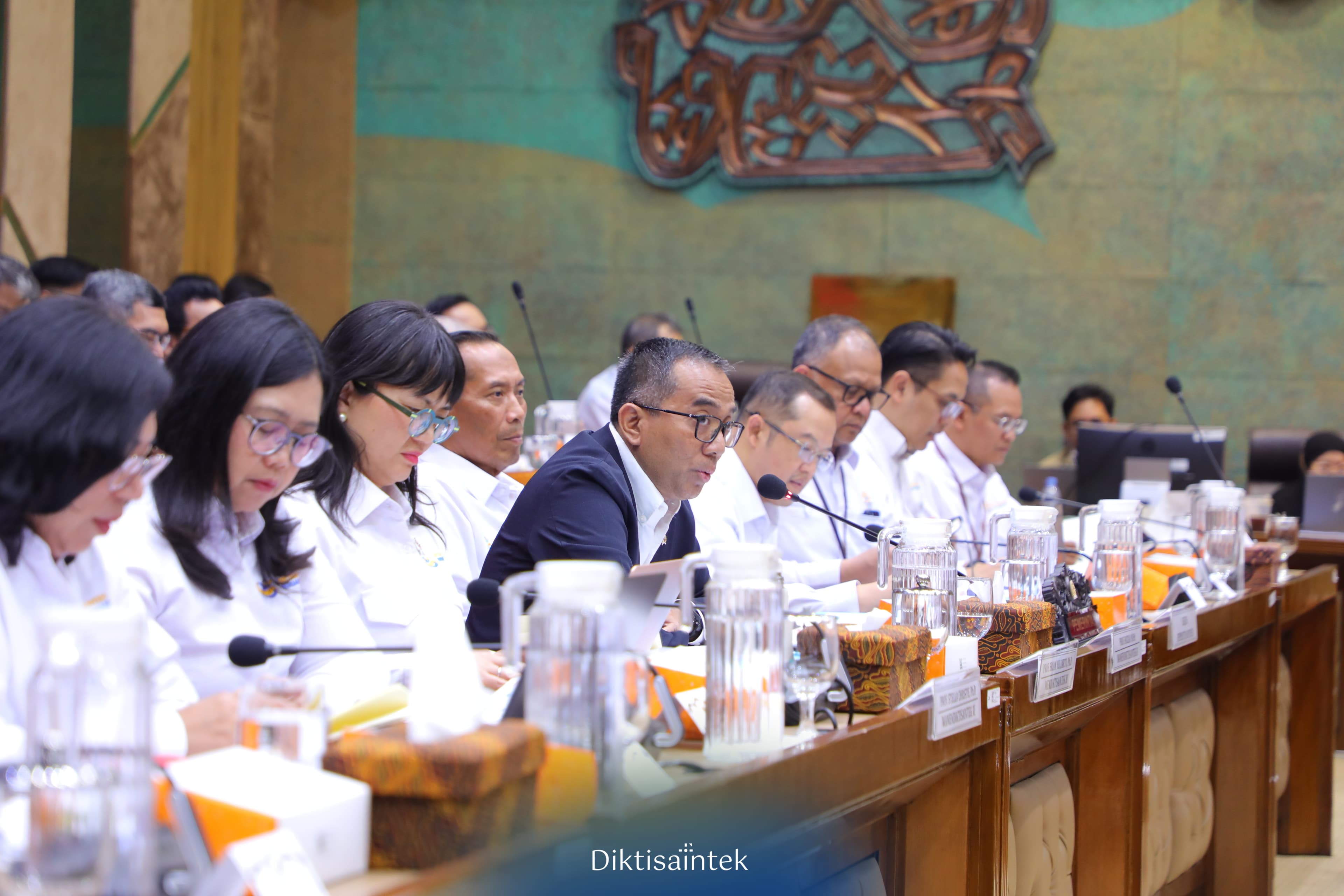 Raker Komisi X DPR RI, Mendiktisaintek Bahas Penguatan Mutu Pendidikan Tinggi dan Riset