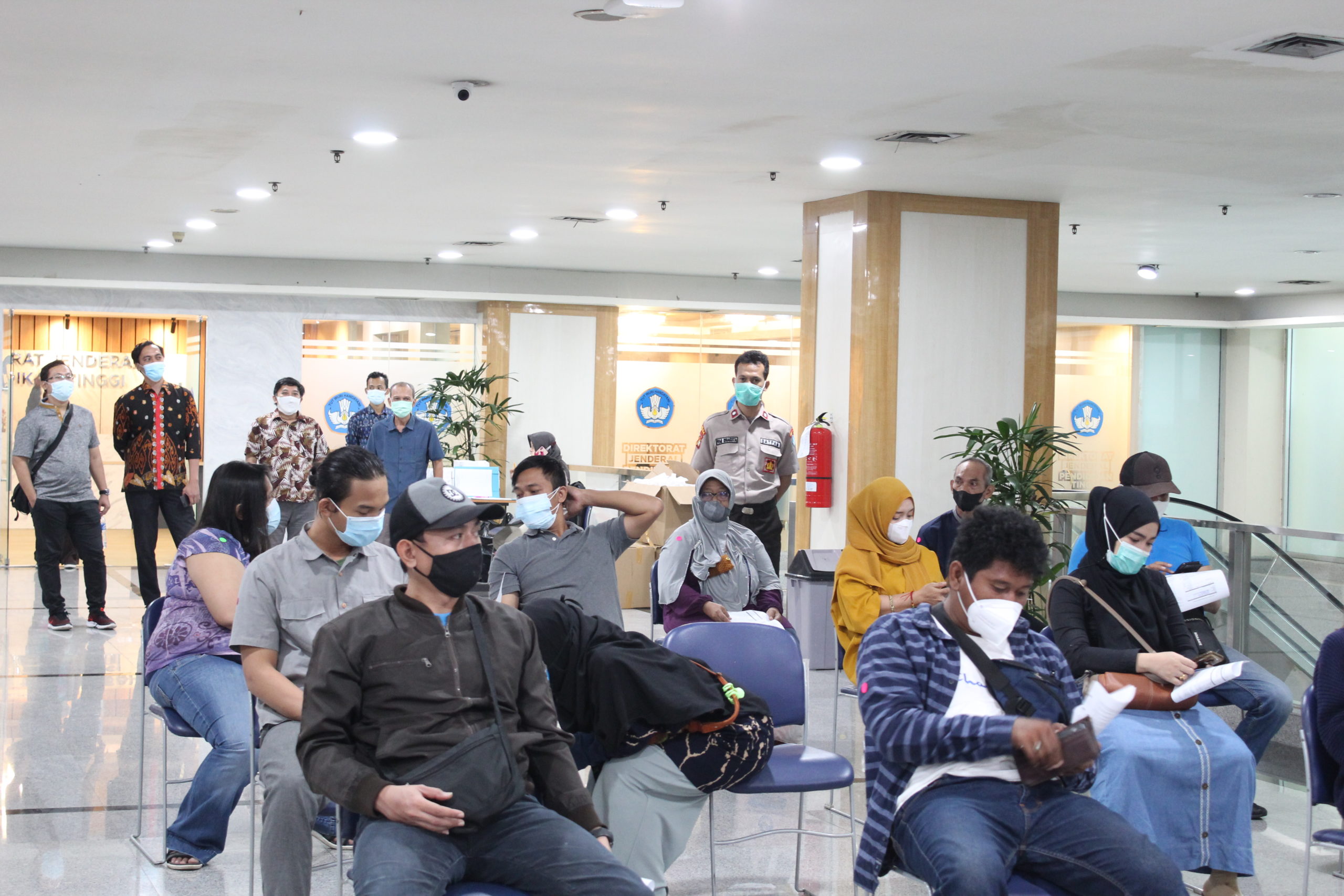 Tangkapan Lensa - BAKTI SOSIAL DITJEN DIKTIRISTEK VAKSINASI MAHASISWA, DOSEN, KARYAWAN DAN MASYARAKAT