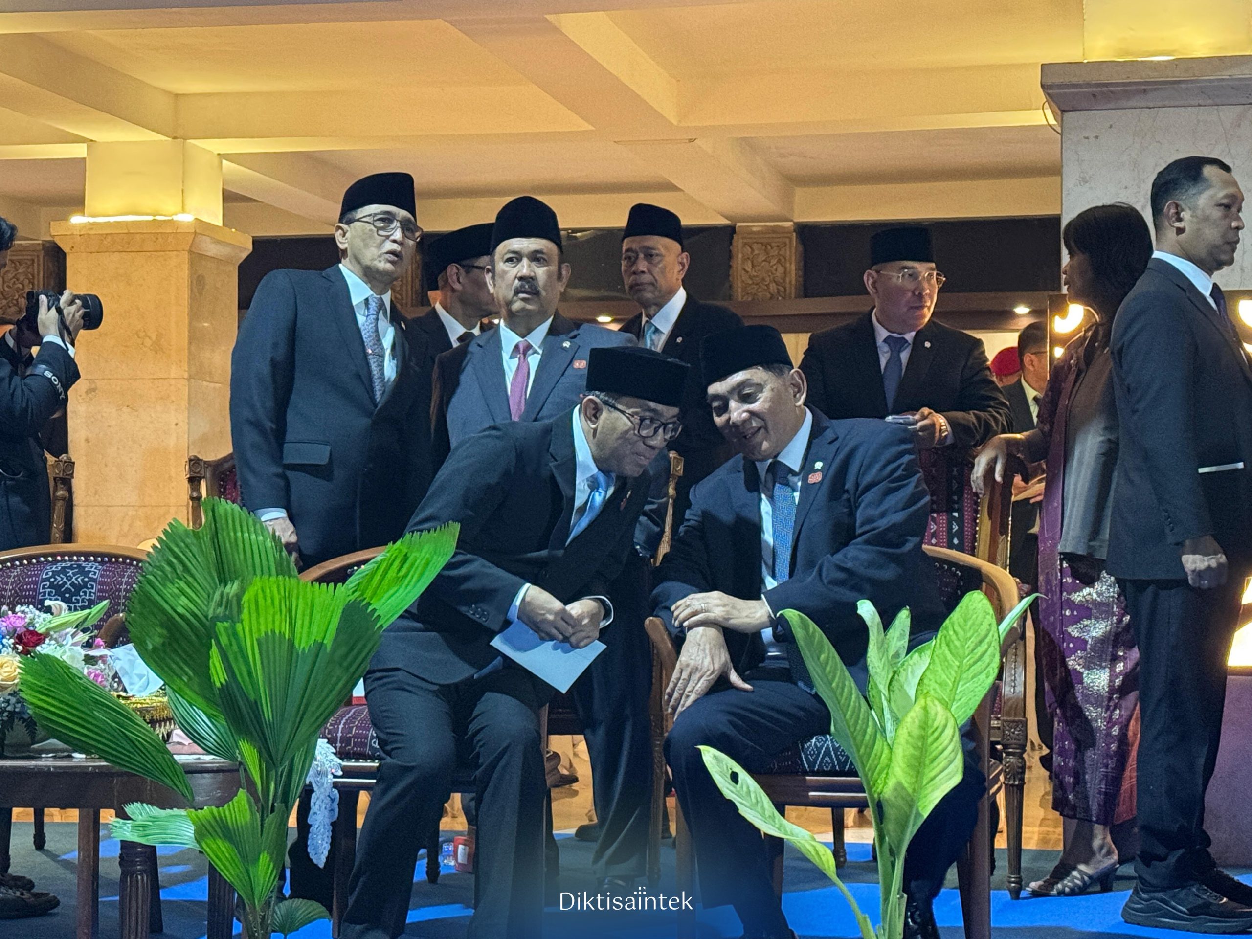 Mendiktisaintek mengikuti acara Renungan Malam di Taman Makam Pahlawan, Kalibata.