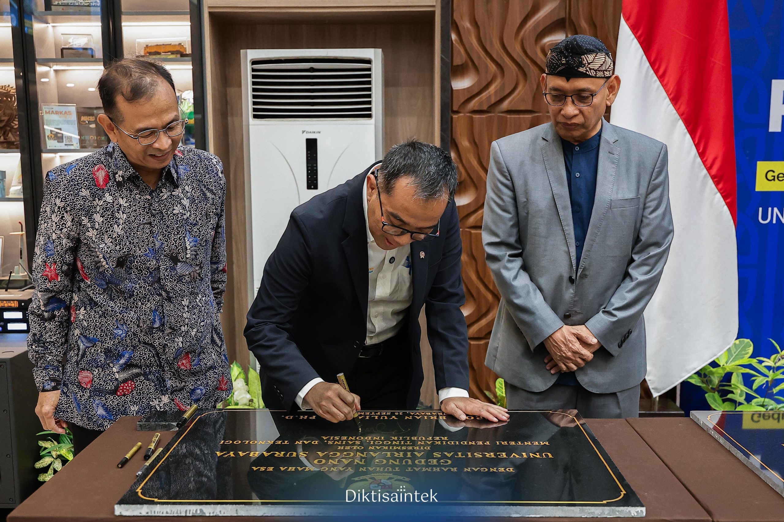 Mendiktisaintek Meresmikan Gedung Asrama Mahasiswa, Gedung Nano, Gedung Nani, Gedung Pringgodigdo, Masjid Nuruzzaman, Gedung Sutandyo, serta Gedung Workshop Universitas Airlangga
