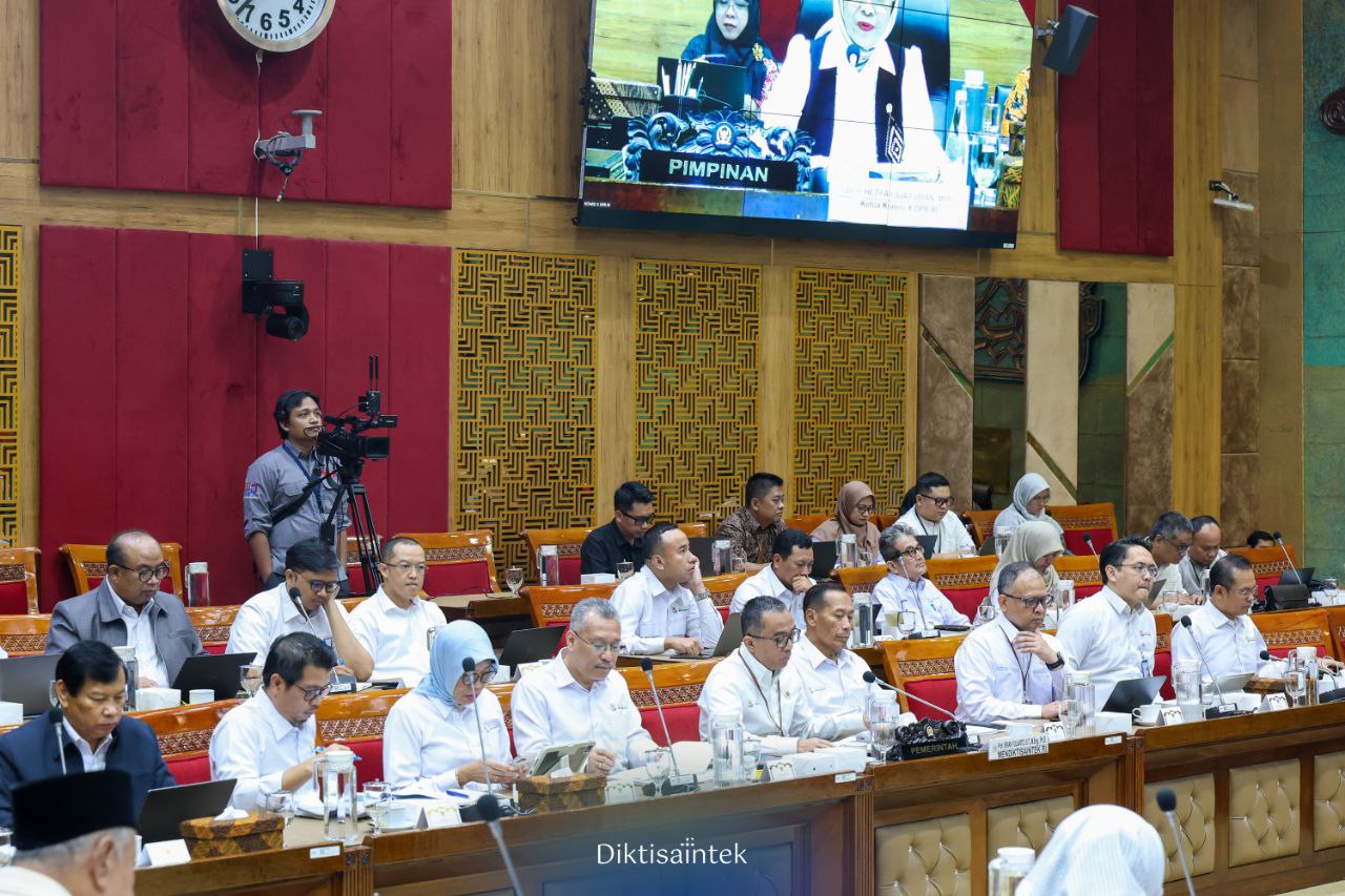 Mendiktisaintek Sampaikan Capaian 2025 dan Arah Kebijakan 2026 dalam Raker Komisi X DPR RI
